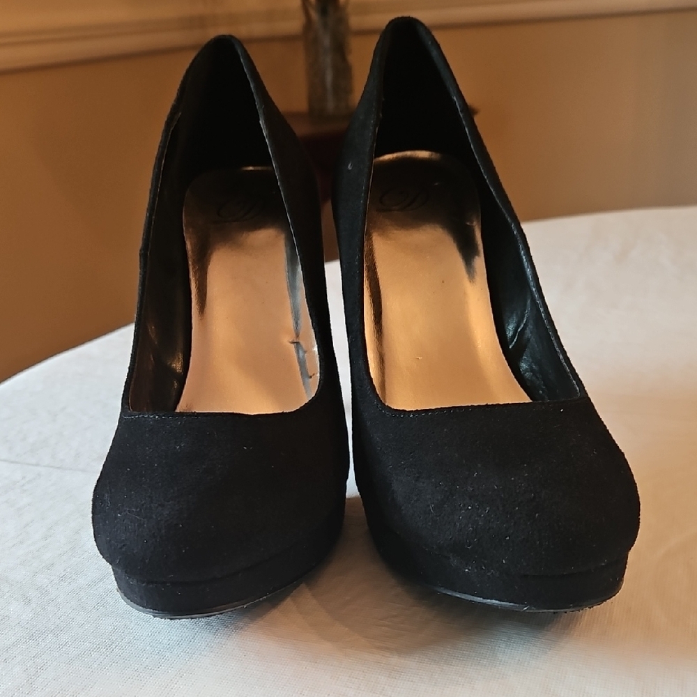 Elegant Black Women's Pumps